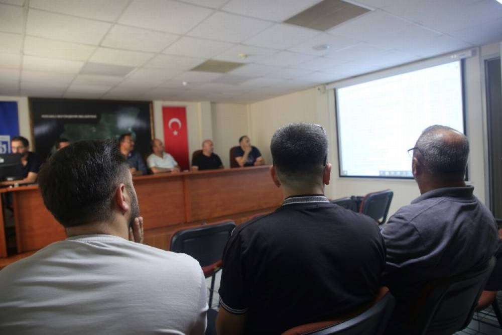 Emniyet binasına yaya üst geçidi ve durak cebi