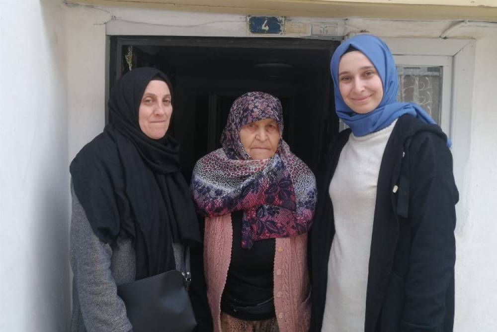 AK Kadınlar Pazaryeri’nde yaşlıları unutmadı