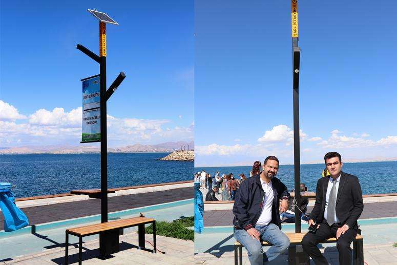 Güneş enerjisiyle çalışan telefon şarj istasyonu