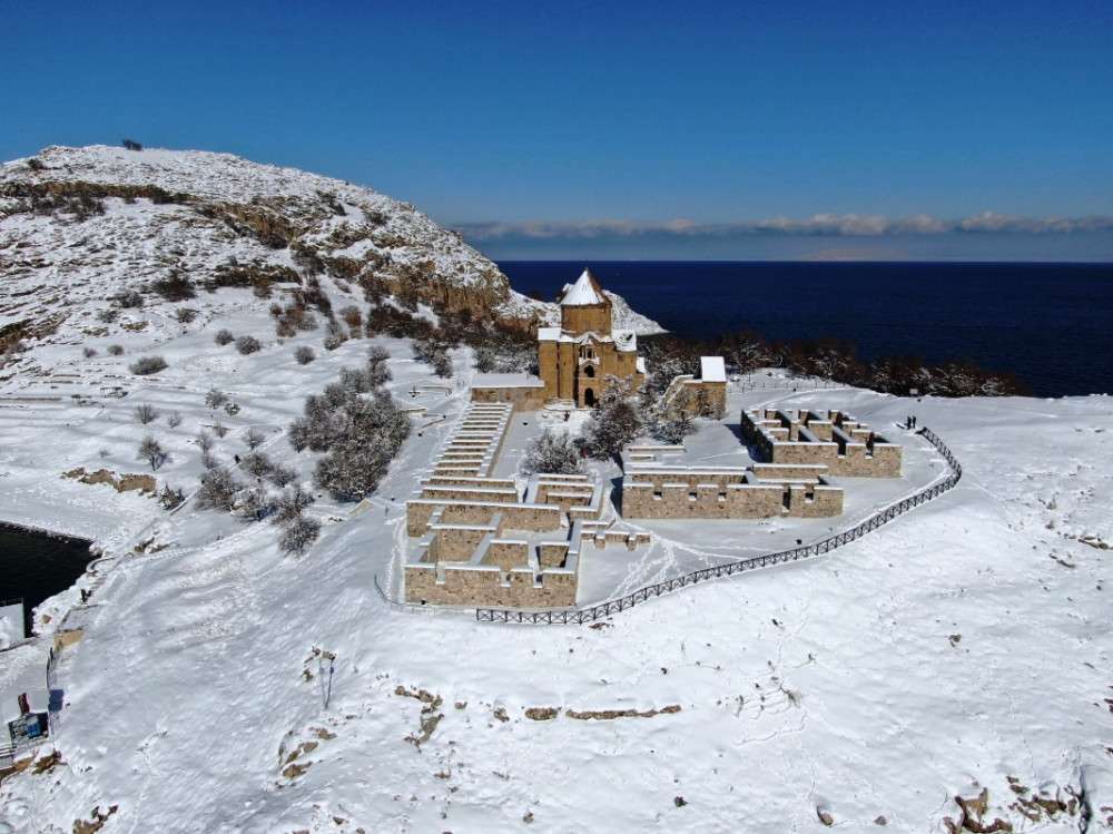 Akdamar Adası beyaza büründü
