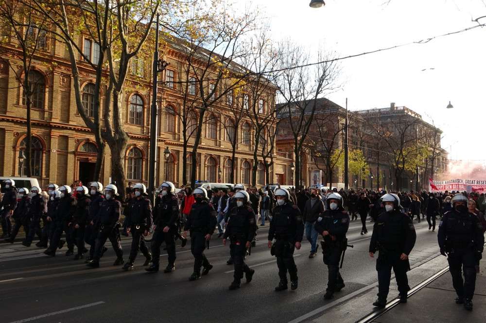 Avusturya'da binlerce kişi Covid-19 önlemlerini protesto etti
