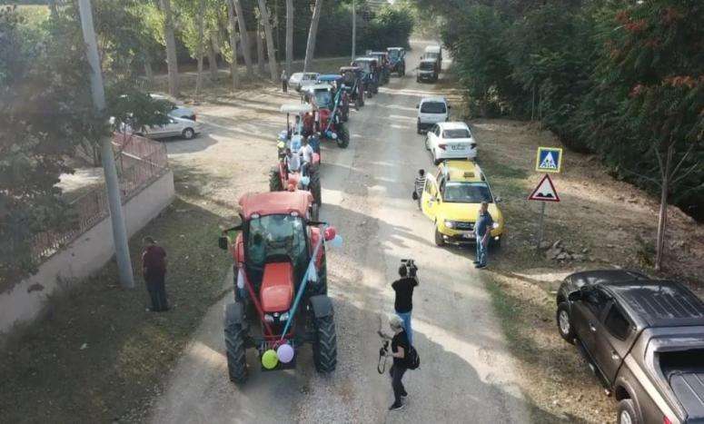 Traktörlerden oluşan sünnet konvoyu dikkat çekti 