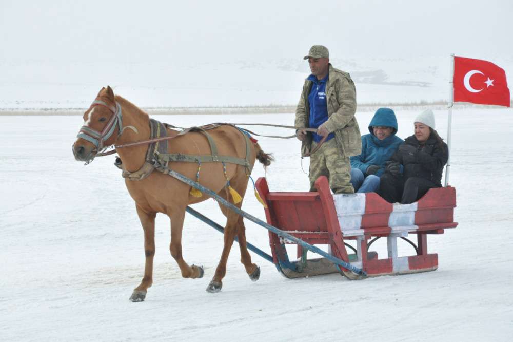 Çıldır Gölü'nde atlı kızak keyfi