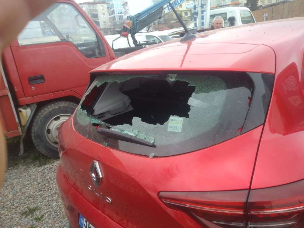 İki genç kız, kırmızı ışıkta çapraza ateşe tutuldu!