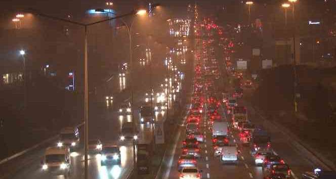 İstanbul'da sis, trafiği vurdu