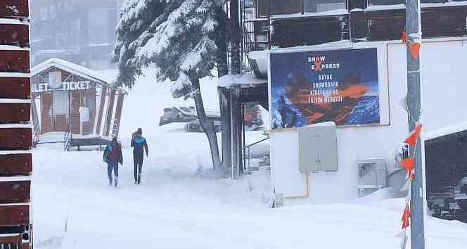 Kış turizminin önemli merkezlerinden Uludağ'da kar sevinci