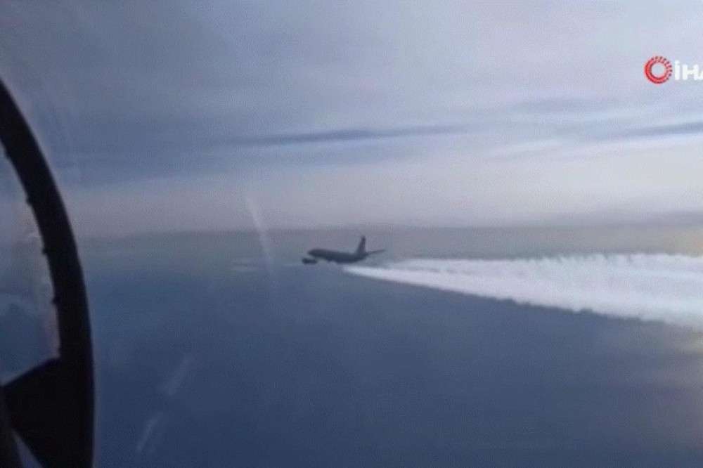 Rus savaş uçakları, Kırım üzerinde uçuş yapan ABD uçaklarını takip etti