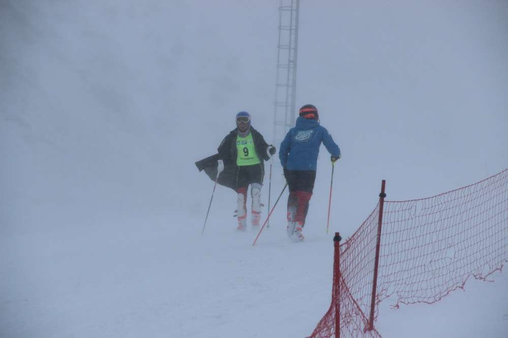 Şiddetli kar fırtınası nedeniyle Palandöken'de kayak yapanlar zor anlar yaşadı
