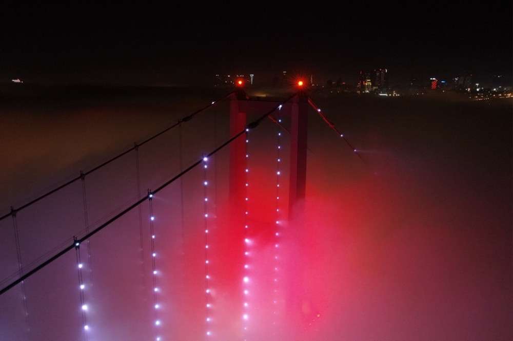 Sis altındaki Şehitler Köprüsü'nde eşsiz görüntüler