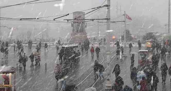 Taksim'de lapa lapa kar yağdı